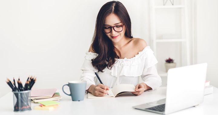 Una mujer anotando su agenda del día