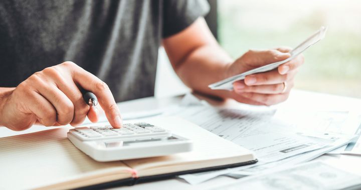 Persona planificando su jubilación con cálculos de tasa de reemplazo y ahorro en Afore.