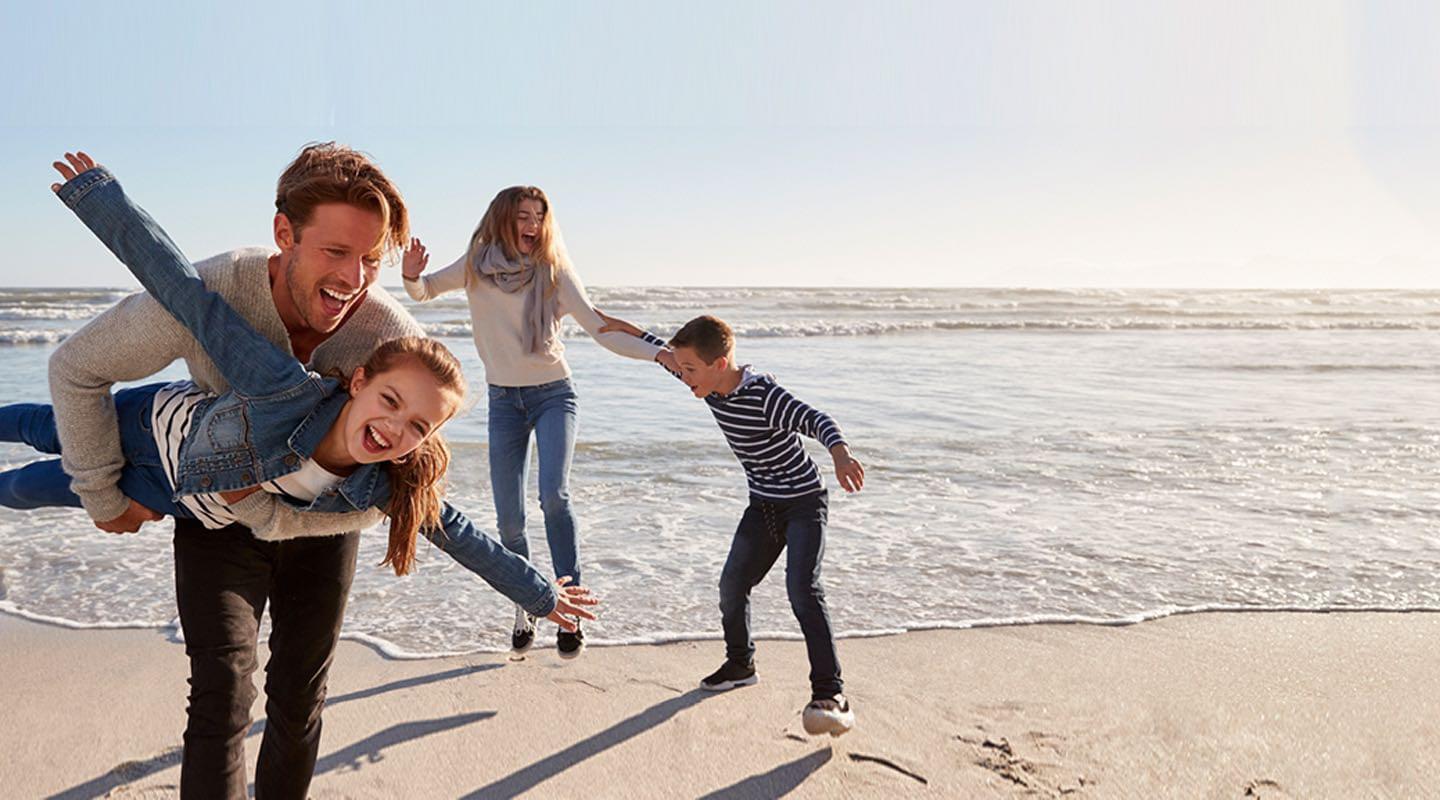 Familia en la playa jugando